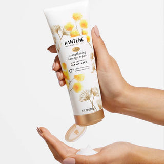 Strengthening Damage Repair Conditioner with Castor Oil in hand