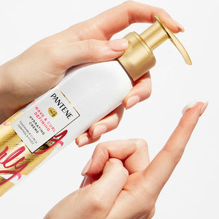 Wave & Curl Defining Hydrating Crème in use